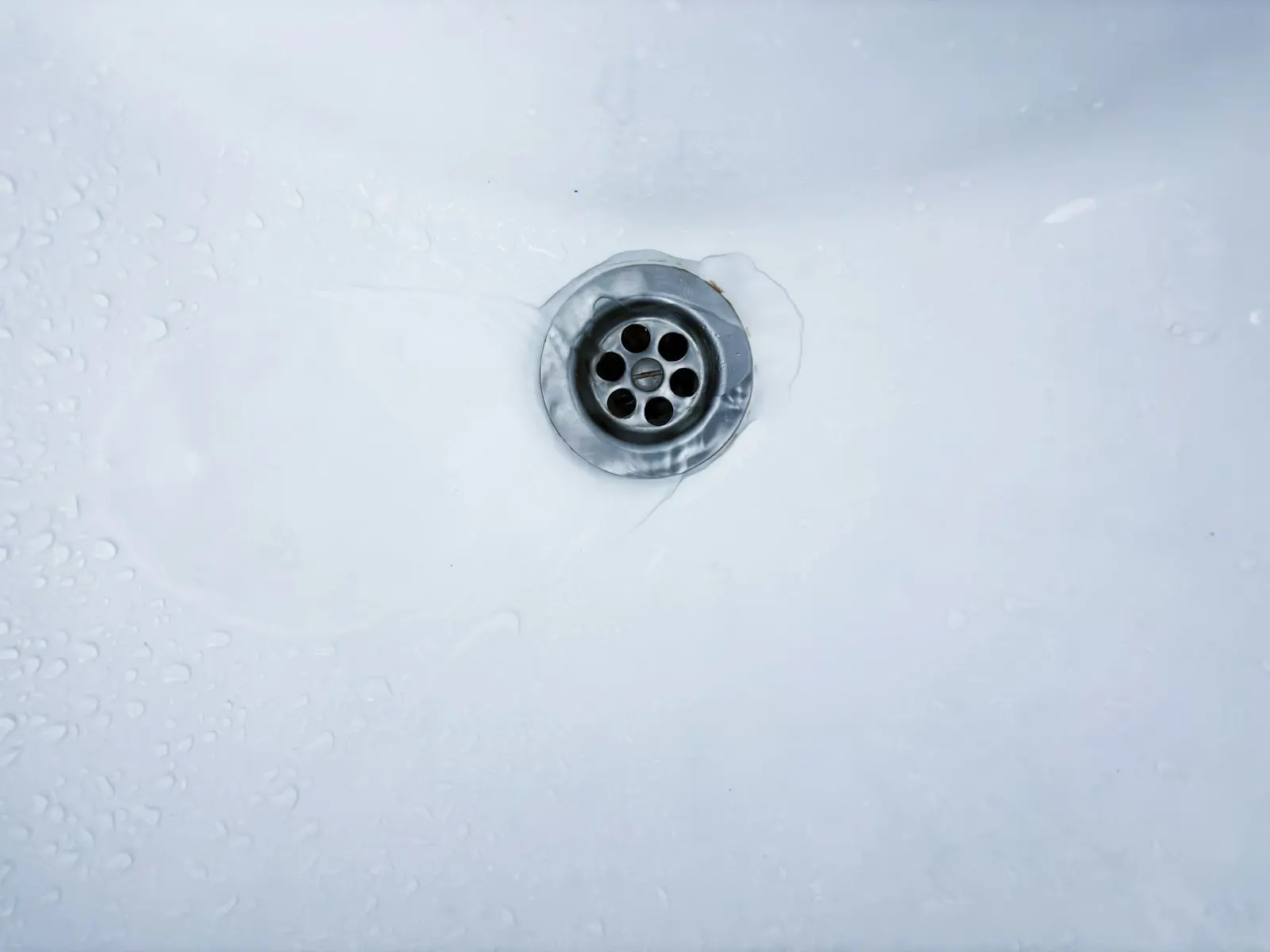 Waste outlet in a bathroom basin