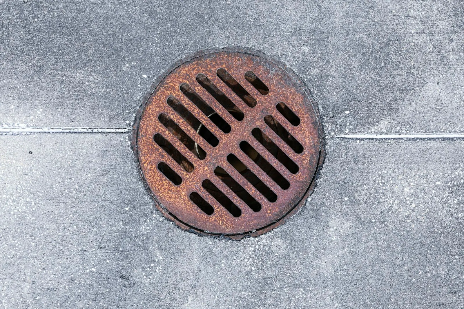 Surface water gully with a drainage grate