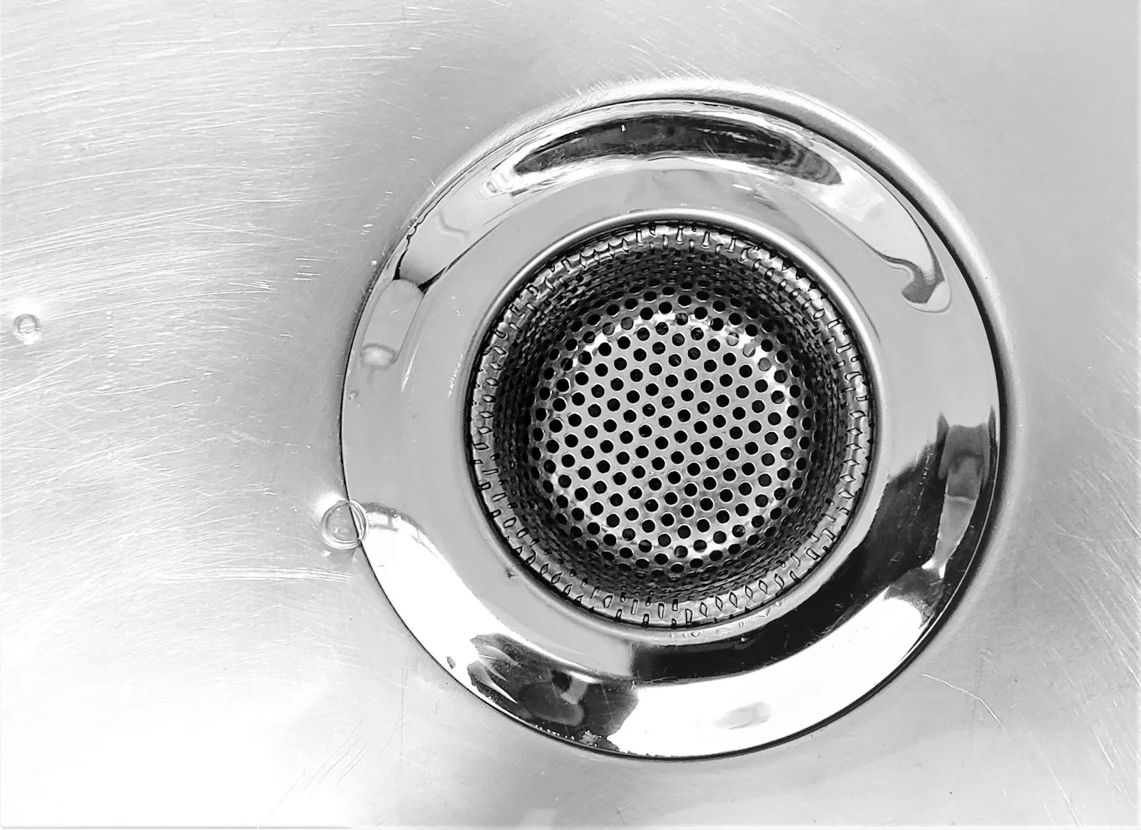 Kitchen sink plughole and waste outlet